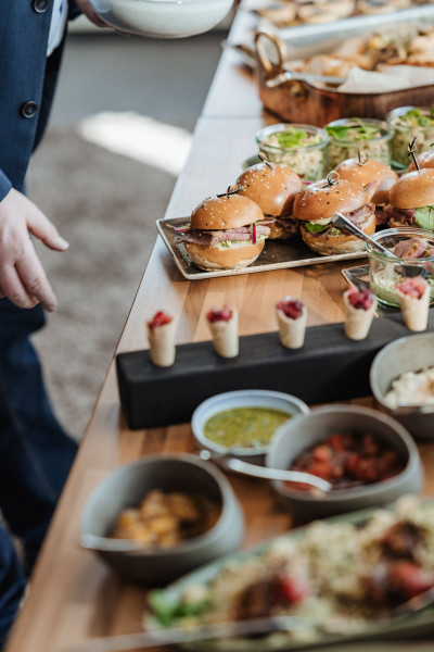 Ein Gast steht vor dem Buffetcatering in einem Office