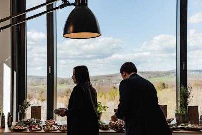 Zwei Gäste bedienen sich am Buffet Catering