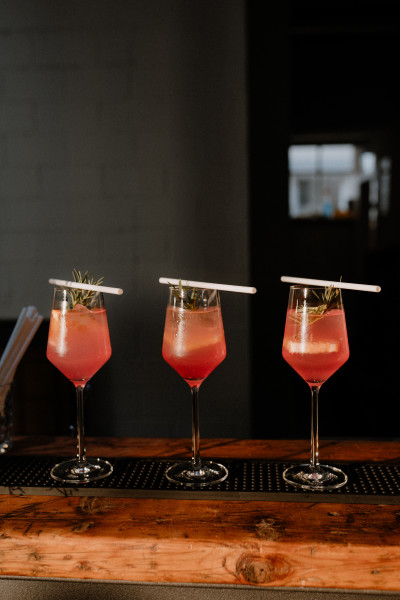 drei Gläser mit Cocktails