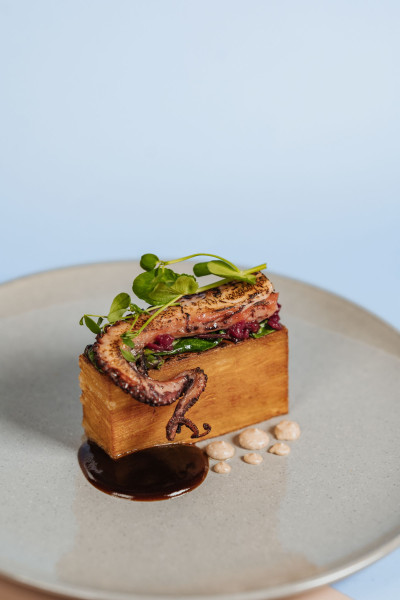 Künstlerisch angerichteter Teller