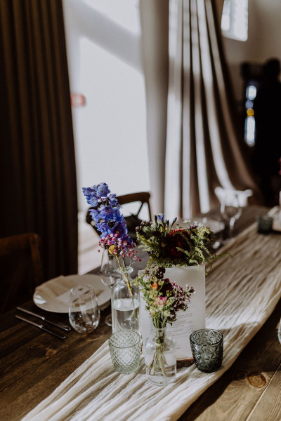 Tischdekoration aus Blumen