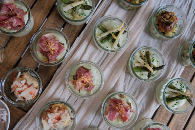Verschiedene herzhafte Gerichte im Glas