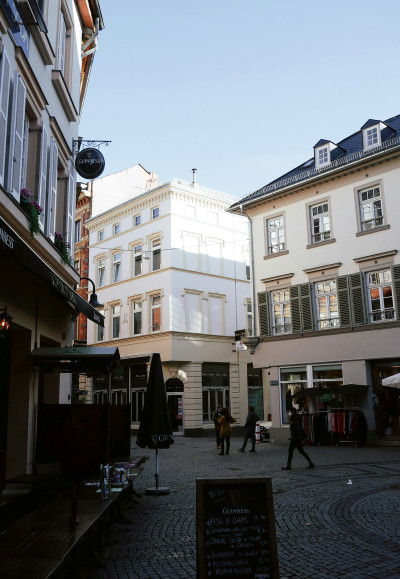 Eine Straße in der Innenstadt von Wiesbaden