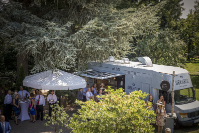 Der Dekhalu Food-Truck auf einem Sommerfest