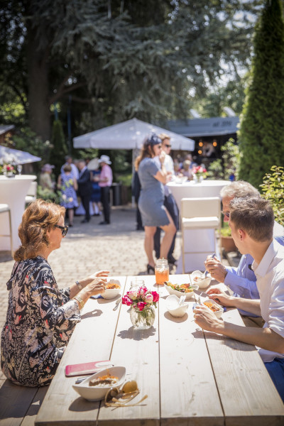 Gäste auf einer Sommerfeier