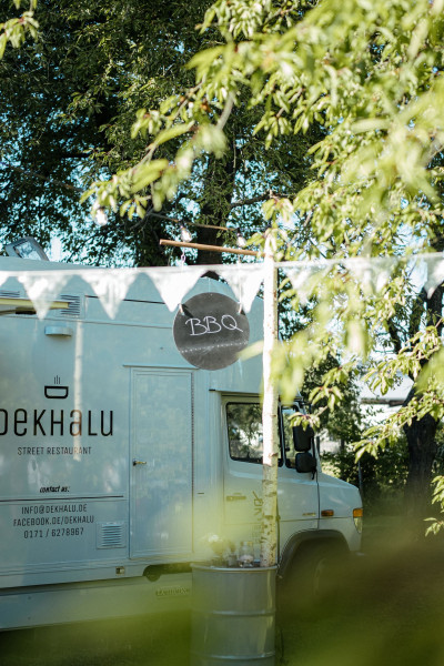 Dekhalu Food Truck im Grünen