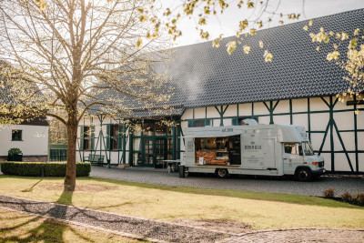 Der Dekhalu Foodtruck auf einer Hoflocation