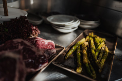 Frisches Fleisch und Spargel für die Cateringzubereitung