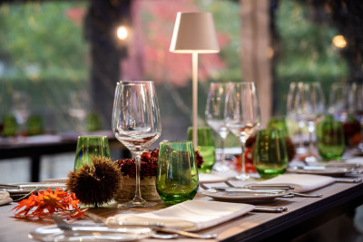 Ein gedeckter Tisch für eine Weihnachtsfeier