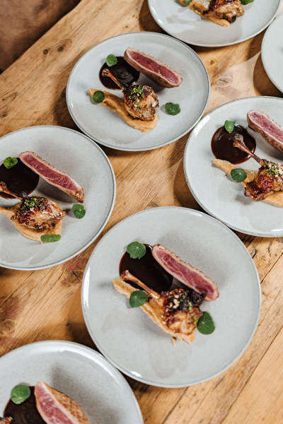 Teller mit leckeren Gerichten auf einem Holztisch
