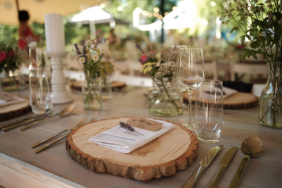 Romantisch und minimal gedeckter Tisch für eine Hochzeit