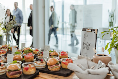 Buffetcatering in einem Office in einem Hochhaus in Frankfurt, im Hintergrund sind Menschen zu sehen