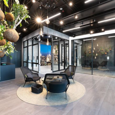 Blick in die modernen Räume des Showrooms der Firma Schüco im Nextower in Frankfurt