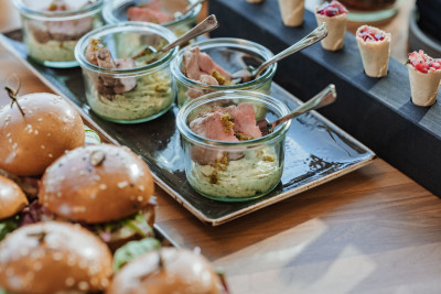 Burger, Gerichte im Glas und Fingerfood