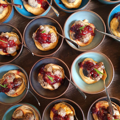 Schüsseln mit Köttbullar 