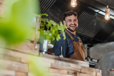 Lachender Mitarbeiter bei der Arbeit